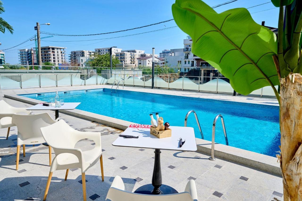 Color In Nord10 - Pool & Playground *